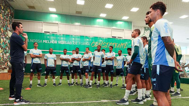 Paulo Victor e atletas do Sub-20, durante treinamento do Palmeiras na Academia de Futebol, em São Paulo-SP.