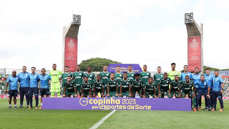 Atletas do Sub-20 posam para foto antes da partida pelo Palmeiras contra o América-MG, válida pela final da Copinha 2023, no Canindé, em São Paulo-SP.