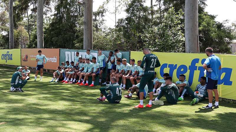 Abel Ferreira conversa com o elenco do Palmeiras durante treinamento, na Academia de Futebol.