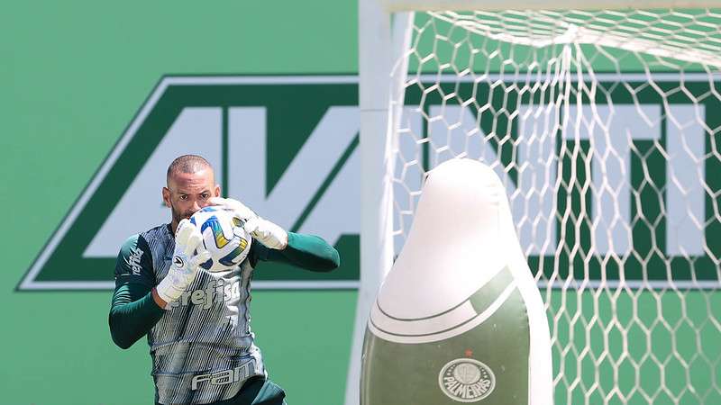 Weverton durante treinamento do Palmeiras na Academia de Futebol.