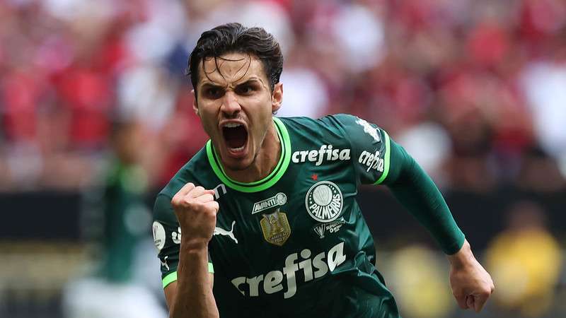 Raphael Veiga comemora seu gol pelo Palmeiras contra o Flamengo, durante partida válida pela final da Supercopa do Brasil 2023, no Mané Garrincha.