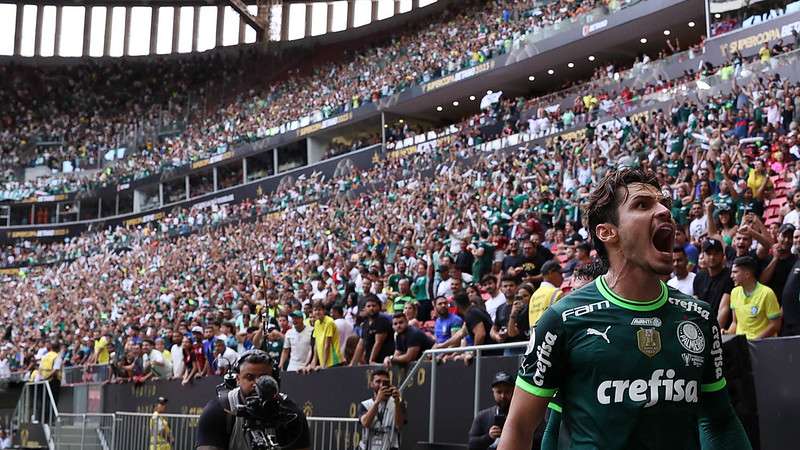 Raphael Veiga comemora seu gol pelo Palmeiras contra o Flamengo, durante partida válida pela final da Supercopa do Brasil 2023, no Mané Garrincha.
