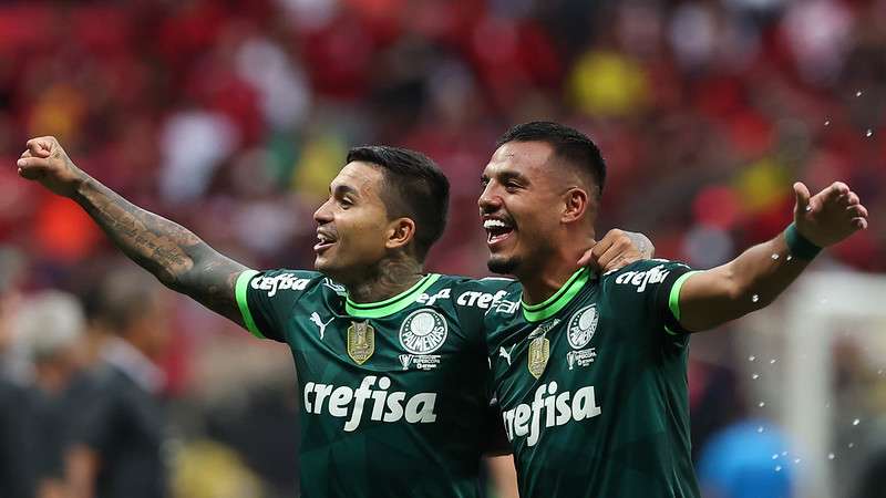 Dudu e Gabriel Menino comemoram a conquista do título pelo Palmeiras contra o Flamengo, durante partida válida pela final da Supercopa do Brasil 2023, no Mané Garrincha.