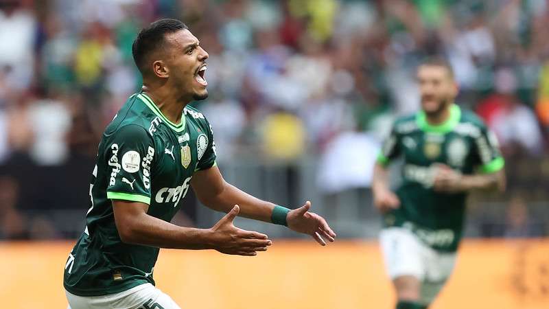 Gabriel Menino comemora seu gol pelo Palmeiras contra o Flamengo, durante partida válida pela final da Supercopa do Brasil 2023, no Mané Garrincha.