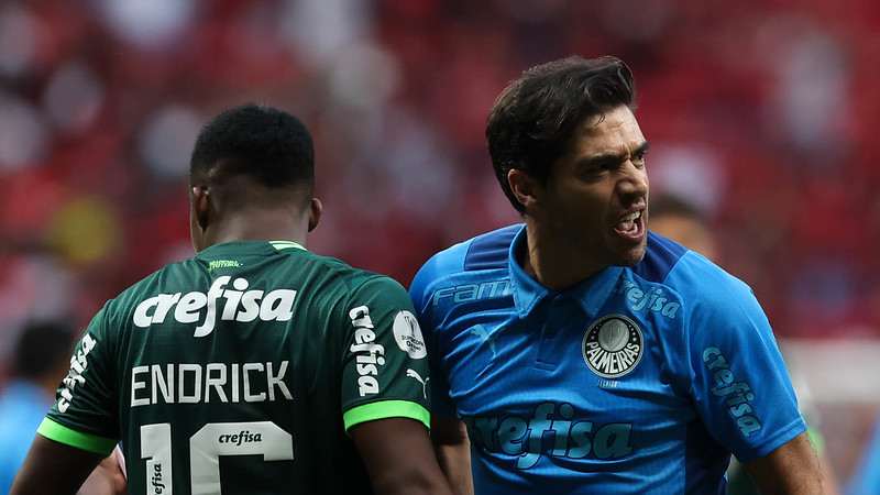 Endrick e Abel Ferreira comemoram conquista do título pelo Palmeiras contra o Flamengo, após partida válida pela final da Supercopa do Brasil 2023, no Mané Garrincha.