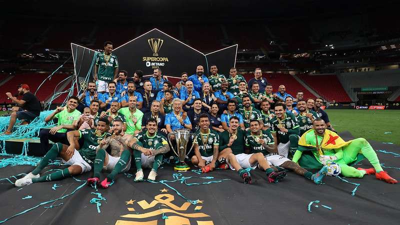 Jogadores e comissão técnica do Palmeiras comemoram conquista do título contra o Flamengo, após partida válida pela final da Supercopa do Brasil 2023, no Mané Garrincha.