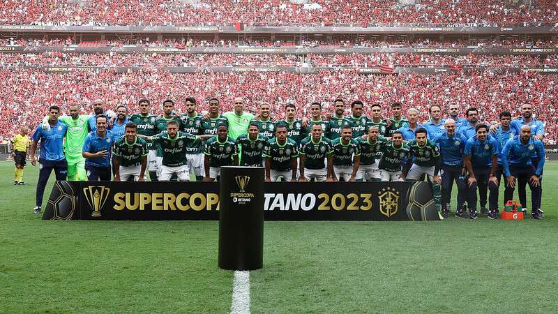 Jogadores do Palmeiras posam para foto antes do jogo contra o Flamengo, durante partida válida pela final da Supercopa do Brasil 2023, no Mané Garrincha.