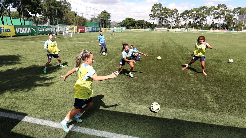Atletas da equipe feminina durante treinamento do Palmeiras na Academia de Futebol, em São Paulo-SP.