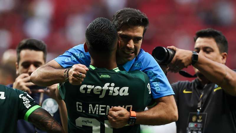 Gabriel Menino e Abel Ferreira comemoram conquista do título pelo Palmeiras contra o Flamengo, após partida válida pela final da Supercopa do Brasil 2023, no Mané Garrincha.