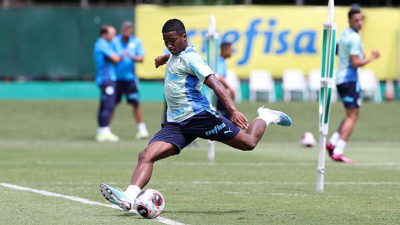 Endrick durante treinamento do Palmeiras na Academia de Futebol.