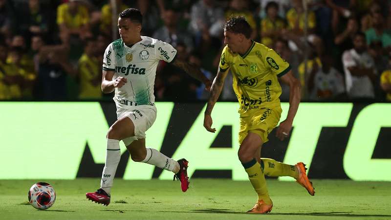 Giovani em disputa pelo Palmeiras contra o Mirassol, durante partida válida pela quinta rodada do Paulistão, no estádio José Maria de Campos Maia.