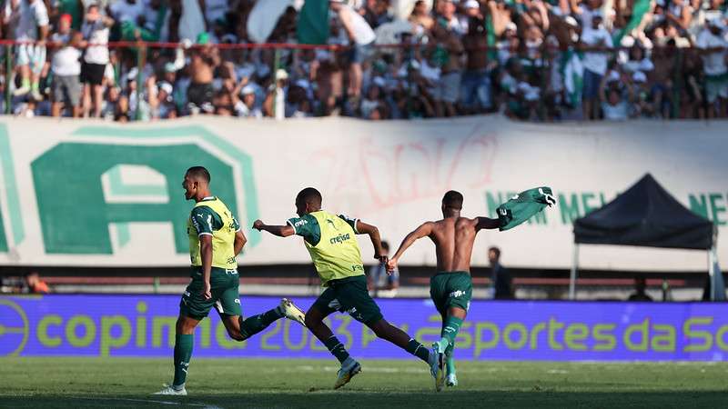 Base multi-campeã: Atletas da Sub-20 comemoram conquista do Palmeiras contra o América-MG, após partida válida pela final da Copinha 2023, no Canindé, em São Paulo-SP.
