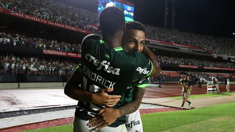 Endrick e Giovani comemoram gol pelo Palmeiras no clássico contra o Santos, durante partida válida pela sexta rodada, do Paulistão 2023, no Morumbi.