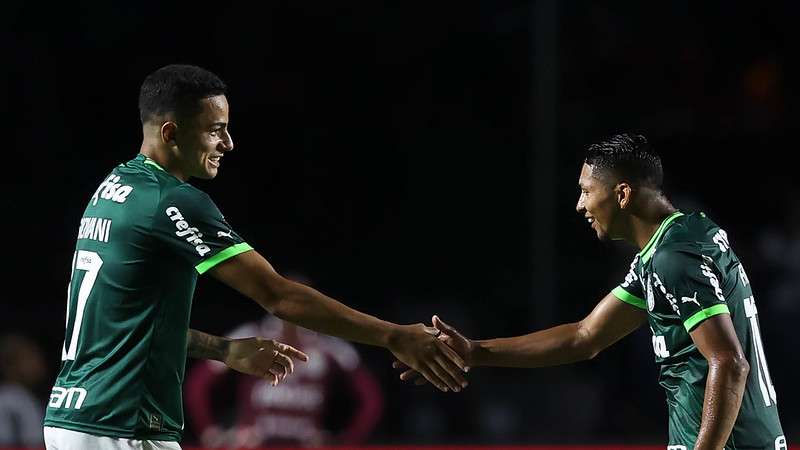 Giovani e Rony comemoram gol pelo Palmeiras no clássico contra o Santos, durante partida válida pela sexta rodada, do Paulistão 2023, no Morumbi.