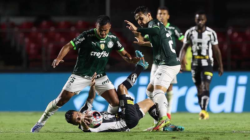 Gabriel Menino e Raphael Veiga do Palmeiras em disputa contra o Santos, durante partida válida pela sexta rodada do Paulistão 2023, no Morumbi.