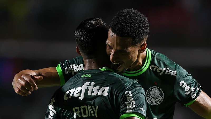 Rony e Murilo comemoram gol pelo Palmeiras no clássico contra o Santos, durante partida válida pela sexta rodada, do Paulistão 2023, no Morumbi.