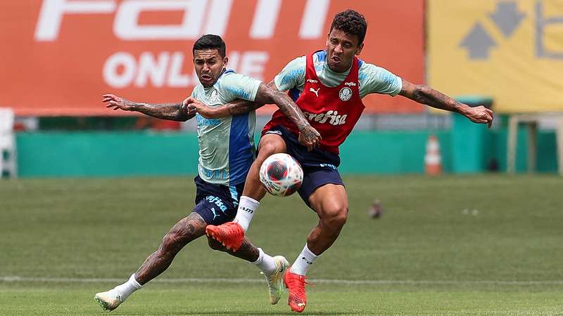 Dudu e Marcos Rocha durante treinamento do Palmeiras, na Academia de Futebol.