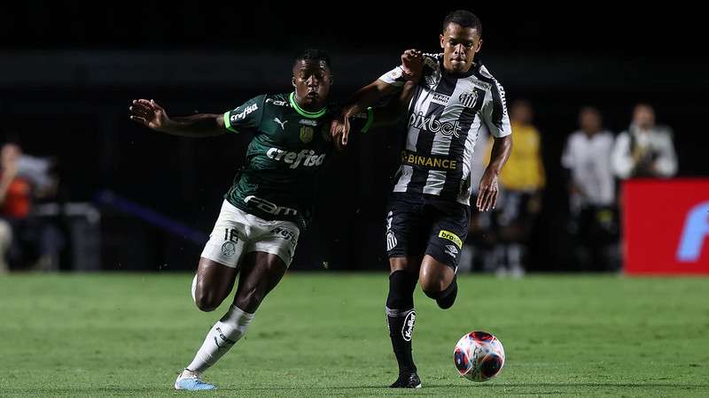 Endrick em disputa do Palmeiras com Sandry, do Santos, durante partida válida pela sexta rodada do Paulistão 2023, no Morumbi.