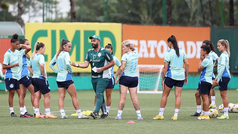 Atletas da equipe feminina do Palmeiras, durante treinamento na Academia de Futebol, em São Paulo-SP.