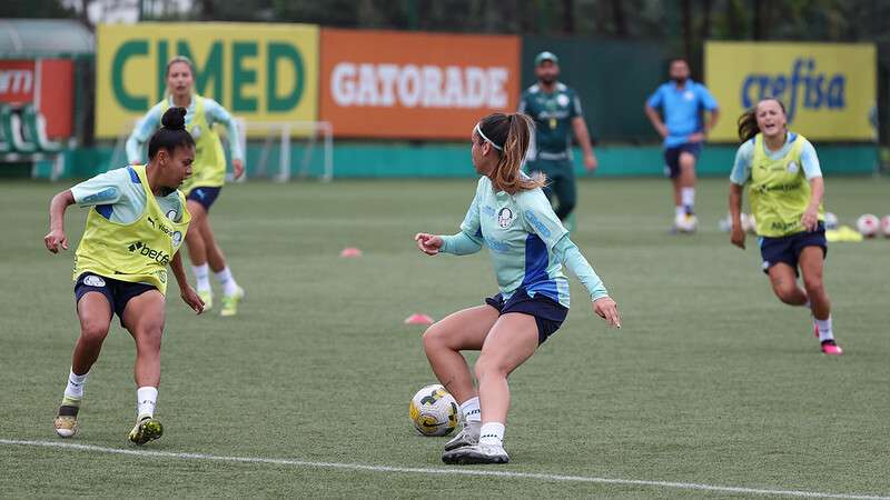 Atletas da equipe feminina do Palmeiras, durante treinamento na Academia de Futebol, em São Paulo-SP.
