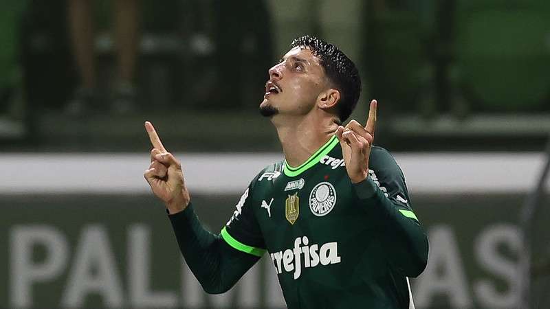 Joaquín Piquerez comemora seu gol pelo Palmeiras contra a Internacional de Limeira, durante partida válida pela sétima rodada do Paulistão 2023, no Allianz Parque.