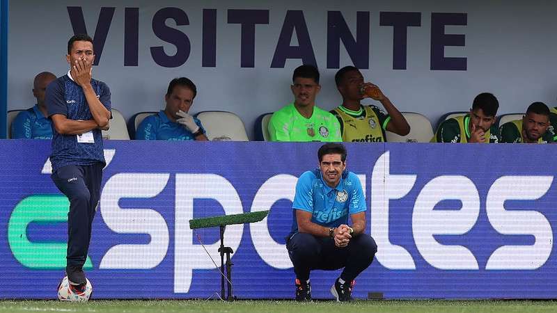 Abel Ferreira em jogo do Palmeiras contra o Água Santa, durante partida válida pela oitava rodada do Paulistão 2023, no Estádio Municipal José Batista Pereira Fernandes.