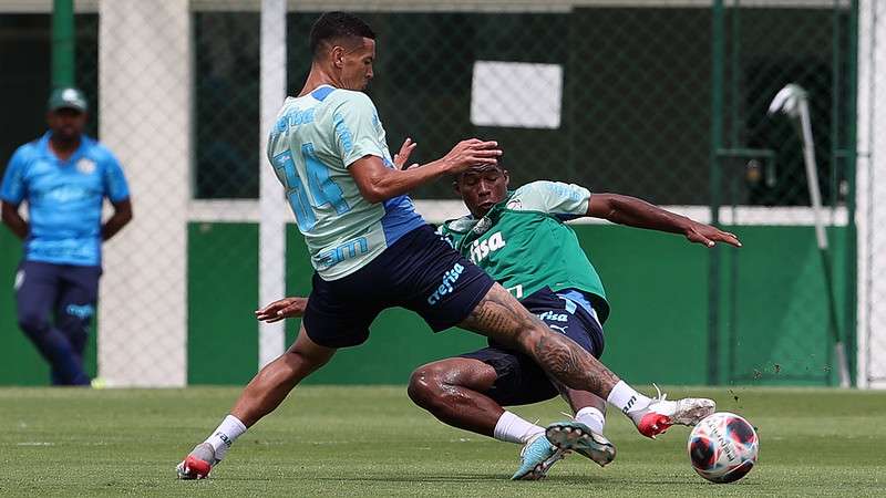 Naves e Endrick durante treinamento do Palmeiras na Academia de Futebol.