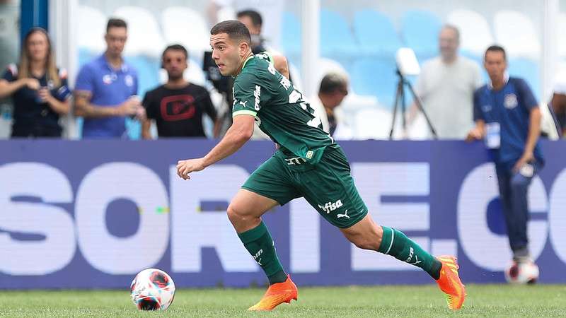 Fabinho em jogo do Palmeiras contra o Água Santa, durante partida válida pela oitava rodada do Paulistão 2023, no Estádio Municipal José Batista Pereira Fernandes.