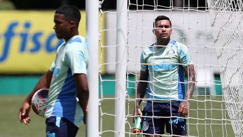 Endrick e Dudu durante treinamento do Palmeiras na Academia de Futebol.