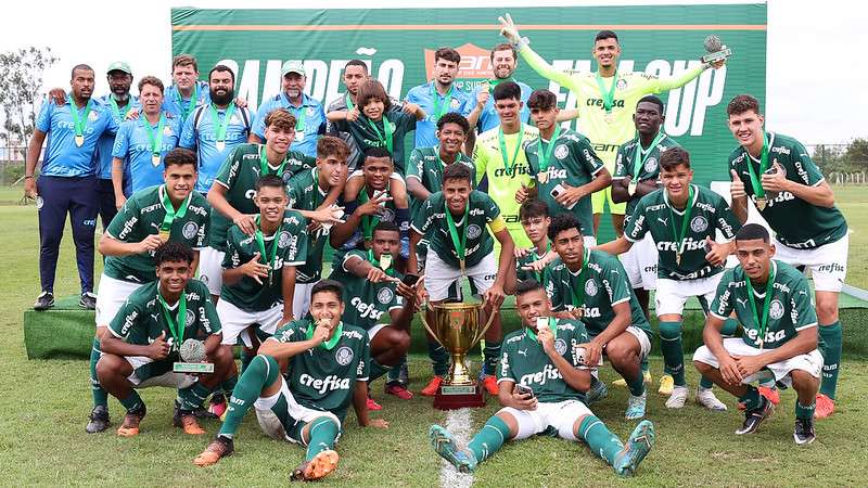 Sub-17 do Palmeiras comemora conquista do título sobre o SCCP, após goleada por 5x0 em partida válida pela final da FAM Cup série Ouro (Sub-17) na Academia de Futebol 2, em Guaraulhos-SP.