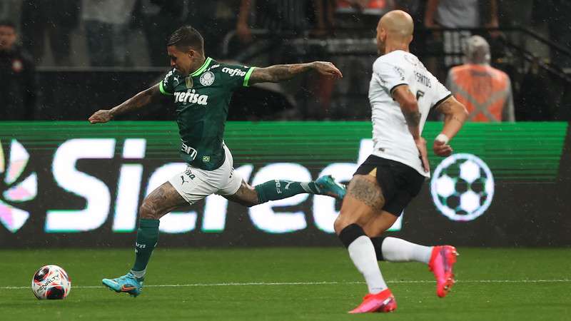 Dudu em jogo pelo Palmeiras contra o SCCP, durante partida válida pela nona rodada do Paulistão 2023, no Itaquerão.