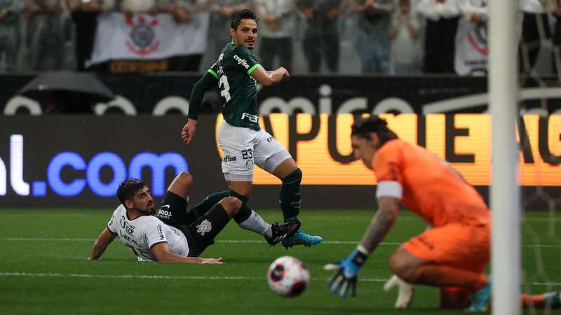 Raphael Veiga do Palmeiras em disputa contra o SCCP, durante partida válida pela nona rodada do Paulistão 2023, no Itaquerão.