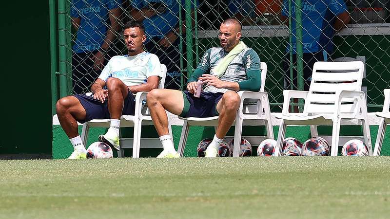 Gabriel Menino e Weverton durante treinamento do Palmeiras, na Academia de Futebol.