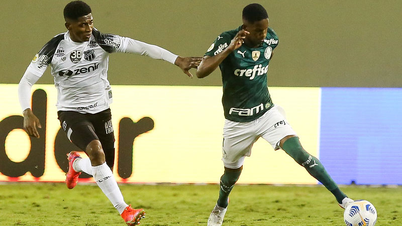 Vitinho em disputa pelo Palmeiras contra o Ceará, em partida válida pela trigésima oitava rodada do Brasileirão 2021, na Arena Barueri, em Barueri-SP.