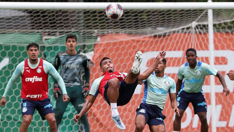 Gustavo Gómez, Vinicius, Gabriel Menino, Rony e Endrick, durante treinamento do Palmeiras, na Academia de Futebol.