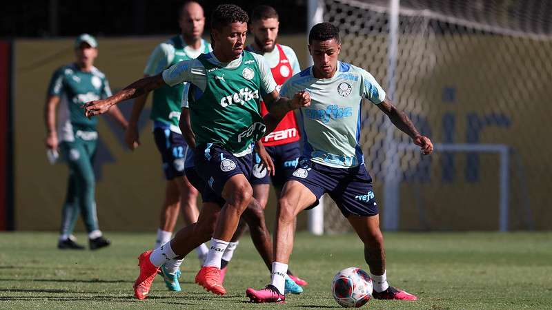 Marcos Rocha e Giovani durante treinamento do Palmeiras, na Academia de Futebol.
