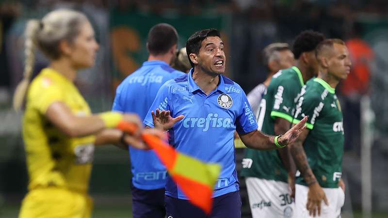 Abel Ferreira em jogo do Palmeiras contra o Red Bull Bragantino, durante partida válida pela décima rodada do Paulistão 2023, no Allianz Parque.