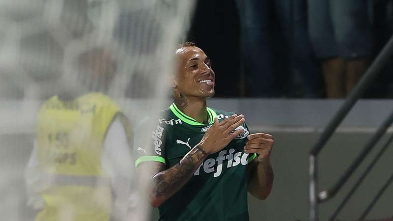 Breno Lopes comemora seu gol pelo Palmeiras contra o Red Bull Bragantino, durante partida válida pela décima rodada do Paulistão 2023, no Allianz Parque.
