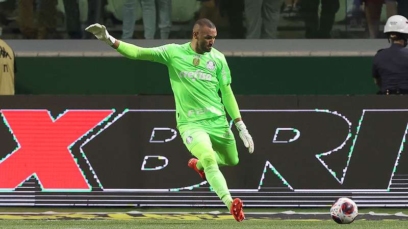 Weverton em jogo do Palmeiras contra o Red Bull Bragantino, durante partida válida pela décima rodada do Paulistão 2023, no Allianz Parque.