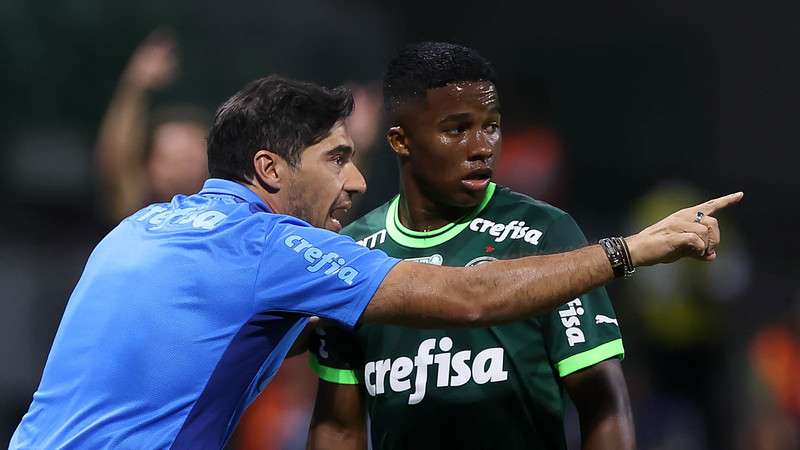 Abel Ferreira e Endrick em jogo do Palmeiras, contra a Ferroviária, durante partida válida pela décima primeira rodada do Paulistão 2023, no Allianz Parque.
