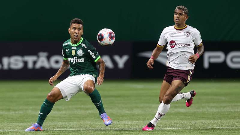 Marcos Rocha em disputa pelo Palmeiras contra a Ferroviária, durante partida válida pela décima primeira rodada do Paulistão 2023, no Allianz Parque.