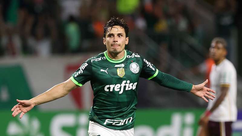 Raphael Veiga comemora seu gol pelo Palmeiras contra a Ferroviária, durante partida válida pela décima primeira rodada, do Paulistão 2023, no Allianz Parque.