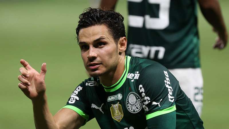 Raphael Veiga comemora seu gol pelo Palmeiras contra a Ferroviária, durante partida válida pela décima primeira rodada, do Paulistão 2023, no Allianz Parque.