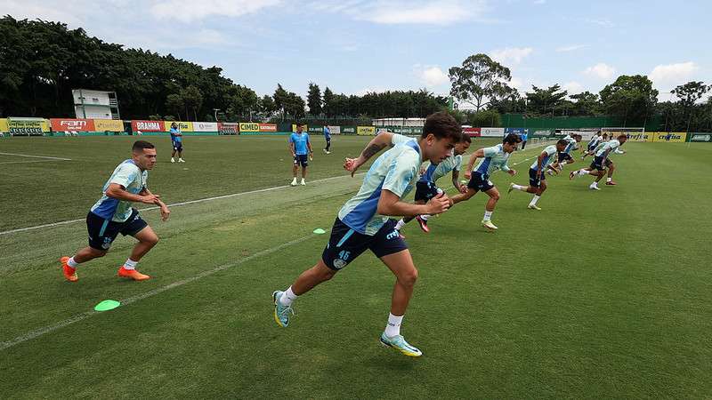 Atletas do Palmeiras durante treinamento na Academia de Futebol.