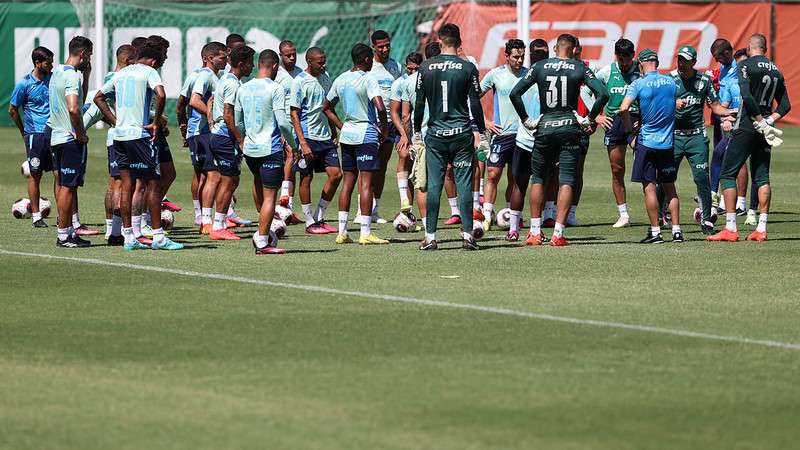 Abel Ferreira conversa com o elenco durante treinamento do Palmeiras, na Academia de Futebol.