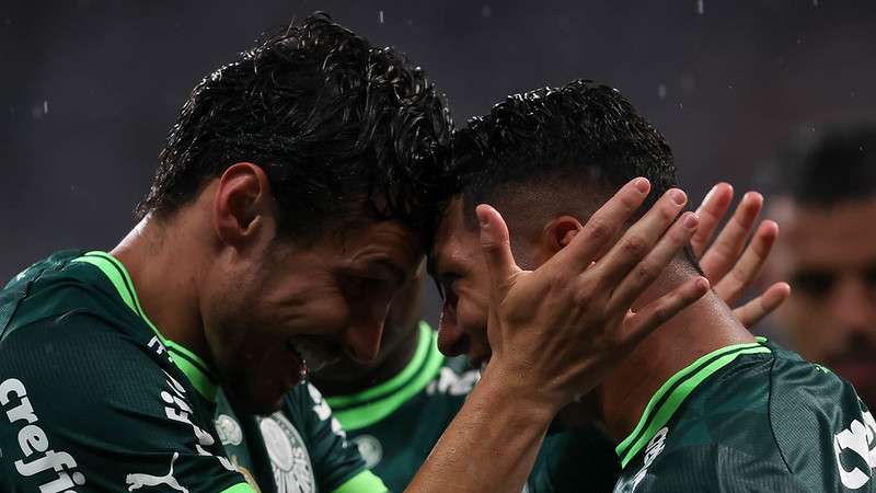 Raphael Veiga e Rony comemoram gol do Palmeiras contra o SCCP, durante partida válida pela nona rodada do Paulistão 2023, no Itaquerão.