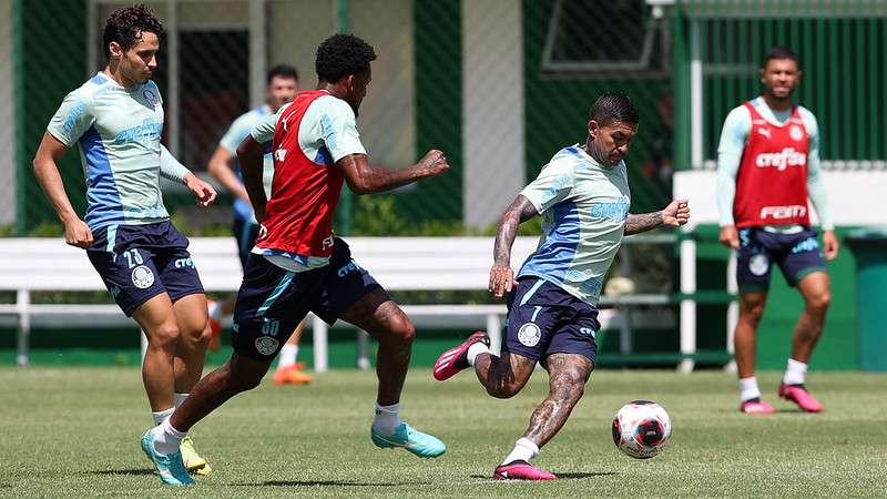 Raphael Veiga, Jailson e Dudu durante treinamento do Palmeiras, na Academia de Futebol.