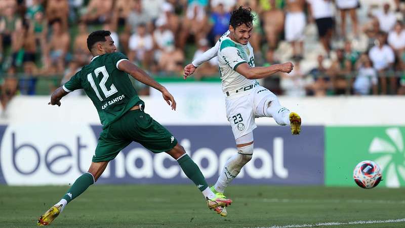 Raphael Veiga em disputa pelo Palmeiras contra o Guarani, durante partida válida pela décima segunda rodada do Paulistão 2023, no Brinco de Ouro da Princesa.