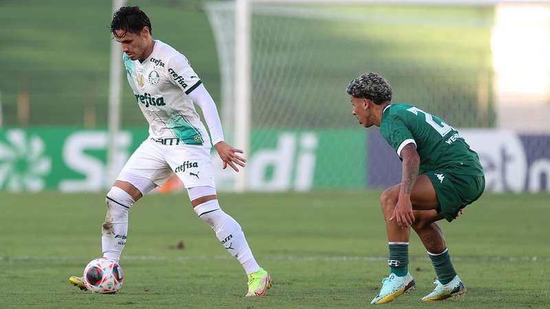 Raphael Veiga em disputa pelo Palmeiras contra o Guarani, durante partida válida pela décima segunda rodada do Paulistão 2023, no Brinco de Ouro da Princesa.