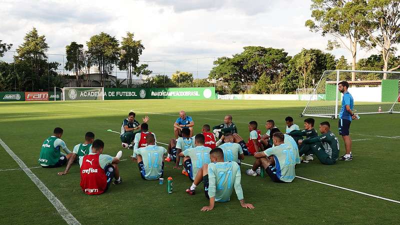 Abel Ferreira conversa com o elenco do Palmeiras após treinamento na Academia de Futebol.